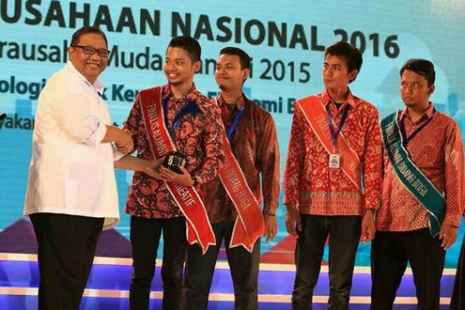 Geluti bisnis Corporate Gift, Cera dapat piala bergengsi dari Mandiri