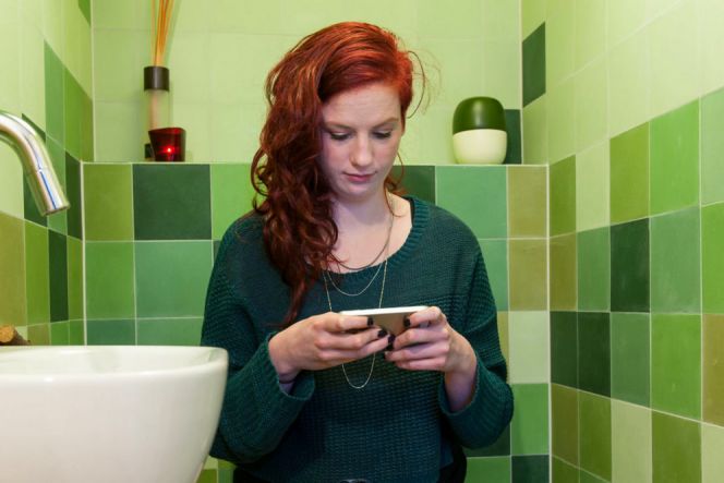 Jangan membawa ponsel ke toilet, bahaya!