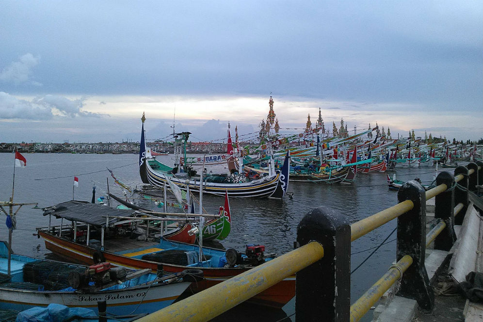 Banyuwangi - Merdeka.com  Menikmati senja sambil mancing 