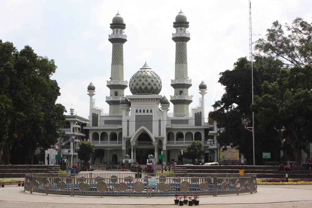 Malang Merdeka com Masjid  kebanggaan Malang yang 