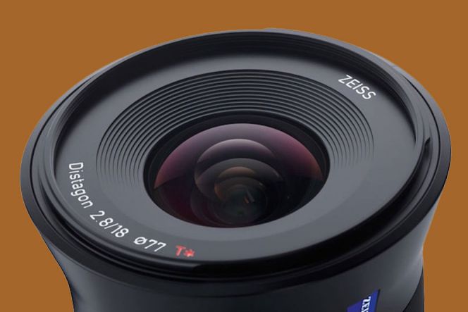 Batis 18mm F/2.8, lensa buatan Zeiss yang dibekali OLED display