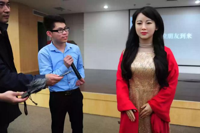 Mirip Anda, robot ini tak mau kelihatan gemuk saat difoto!