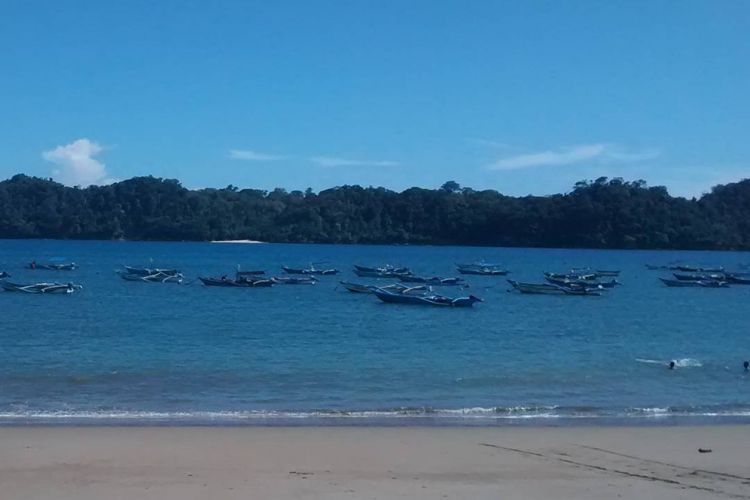 Jembatan Pantai Balekambang Ambrol Diterjang Ombak