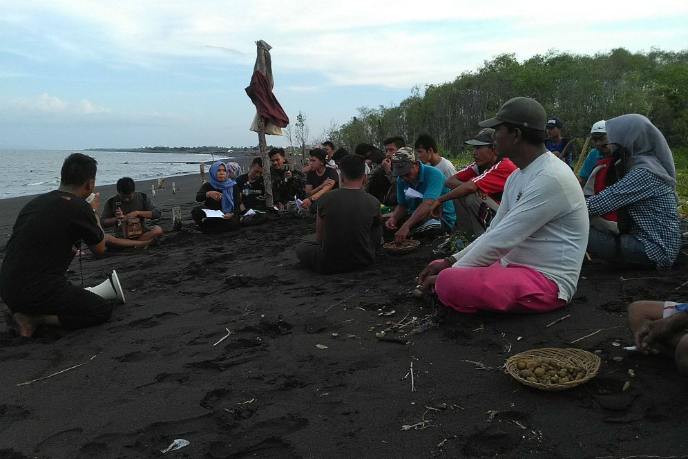 Banyuwangi - Merdeka.com  Nelayan dan pegiat lingkungan 