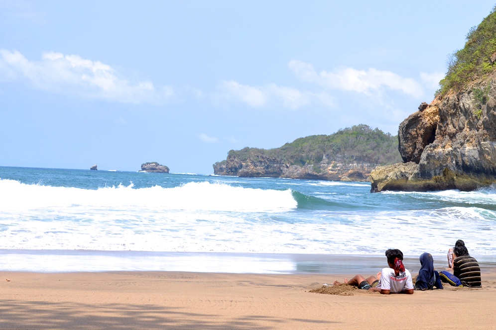 Menikmati Keelokan Negeri Kayangan Di Pantai Jonggring