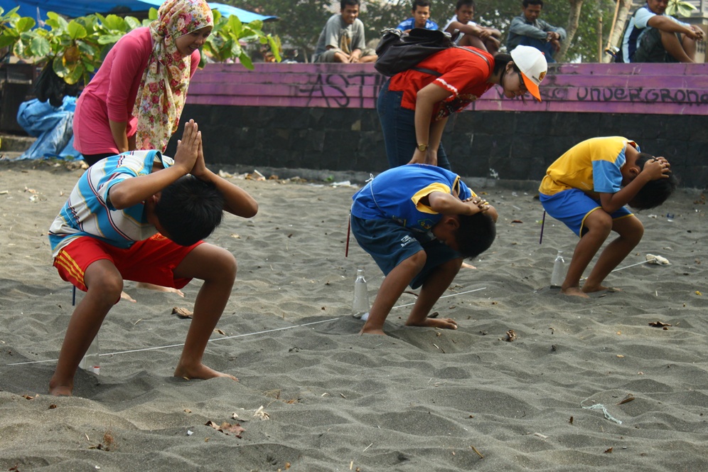 Malang - Merdeka.com | Pernah coba? 10 permainan tradisional semarakkan