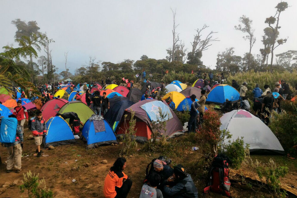 Makassar - Merdeka.com  Dua gunung di dekat Makassar ini 