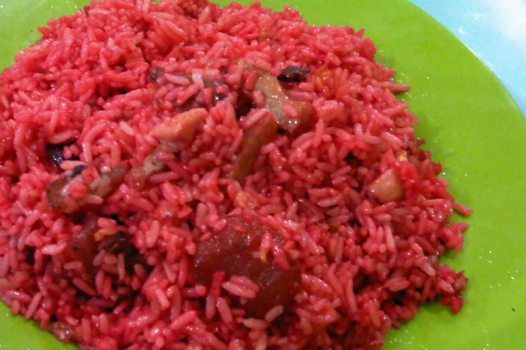 Makassar Merdeka com Cobain nasi  goreng  merah  khas 