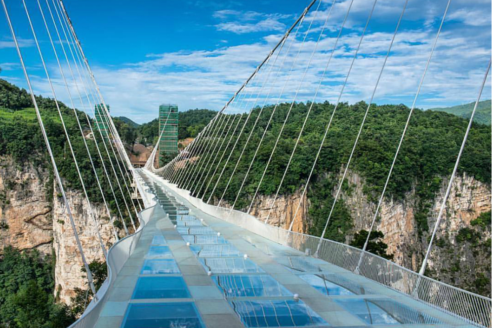Baru Buka, Jembatan Kaca Terpanjang dan Tertinggi di Dunia