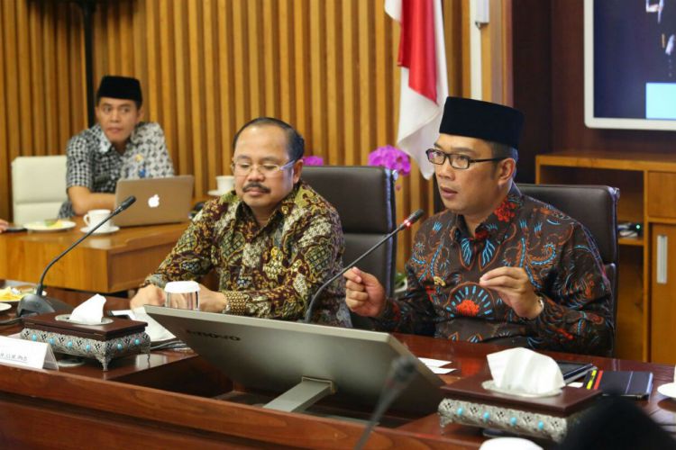 Bandung Merdeka com Ridwan Kamil boyong kursi  rumah 