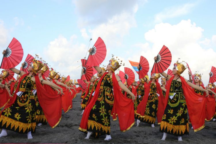 tari dalam simbol Hadirkan Gandrung Tari Peringatan Sumpah Jokowi Gelar Presiden Pemuda,