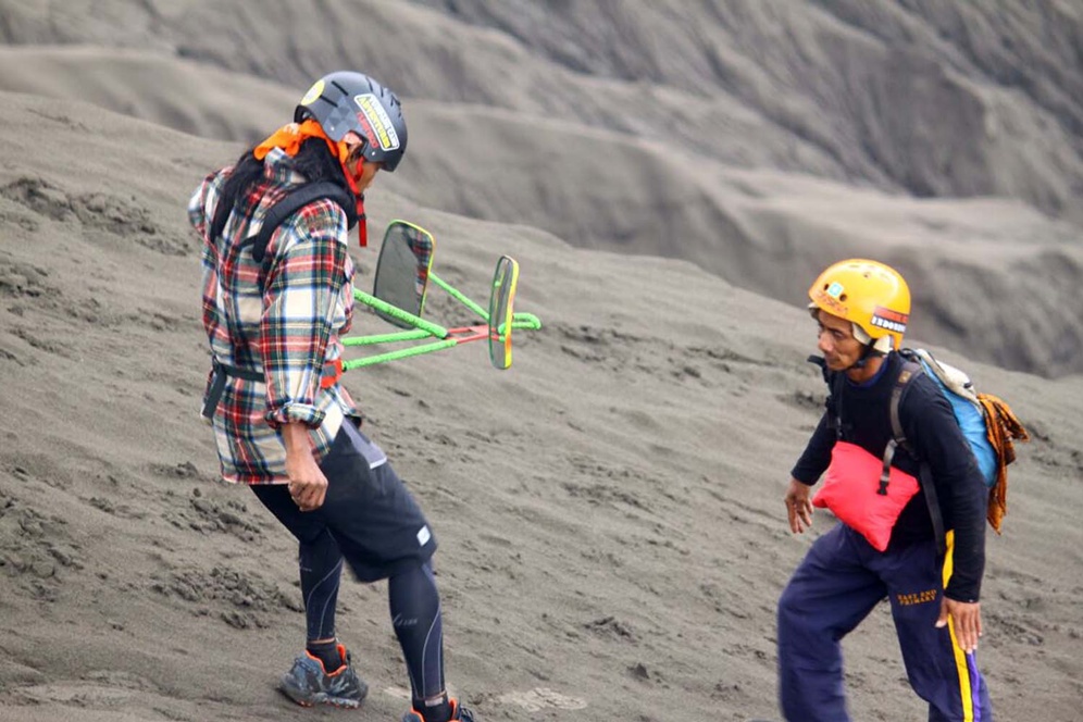 Malang Merdeka Com Jalan Mundur Daki Dua Puncak Gunung Tarpin Pecahkan Rekor Dunia