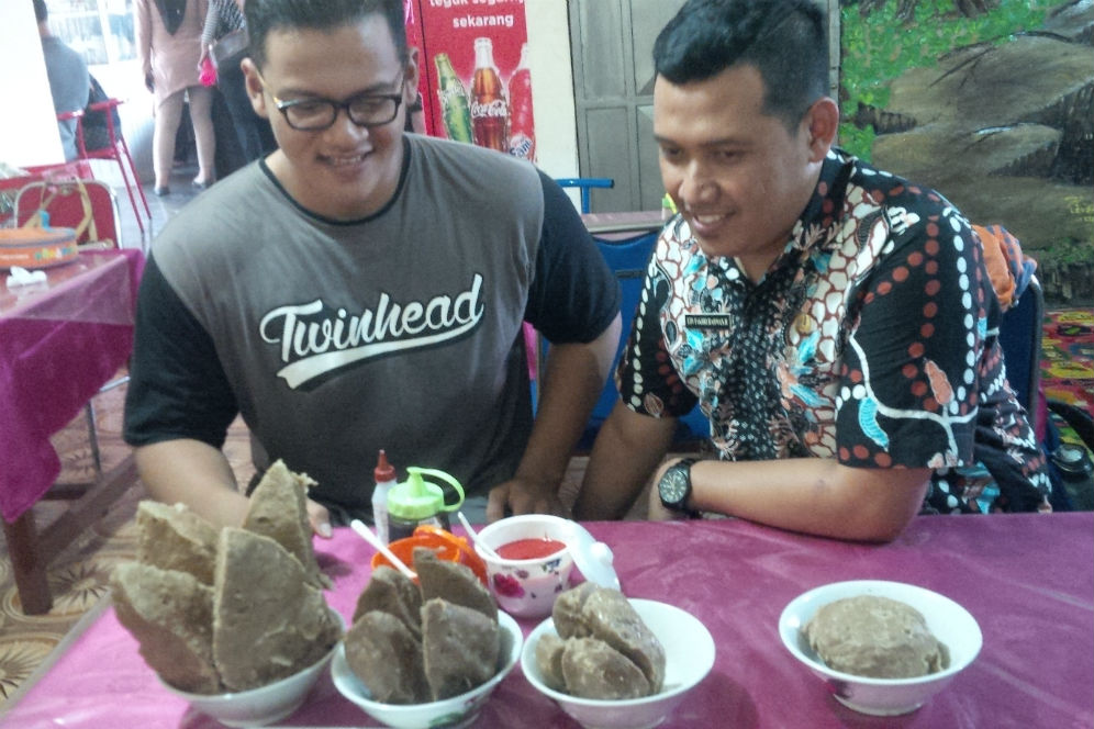 Banyuwangi - Merdeka.com  Bakso 'hamil' sampai 'beranak' super jumbo 