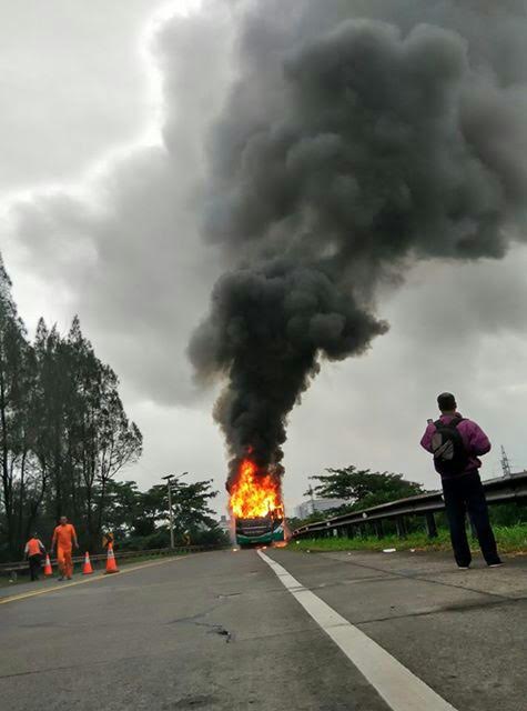  Bandung  Merdeka com Bus Bandung  Ekspress terbakar di 