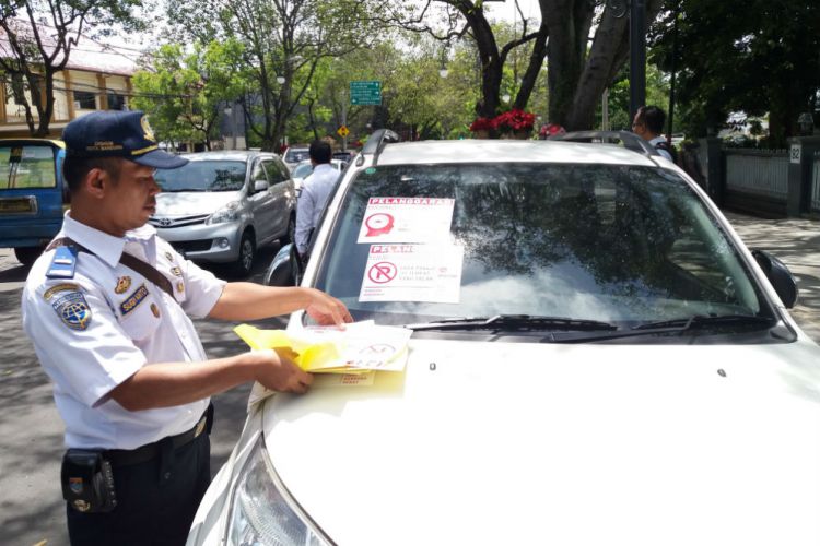  Bandung  Merdeka com Parkir sembarangan di  Bandung  akan 