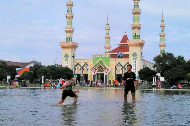 Alun-alun Kota Tegal – BENNY BERWISATA