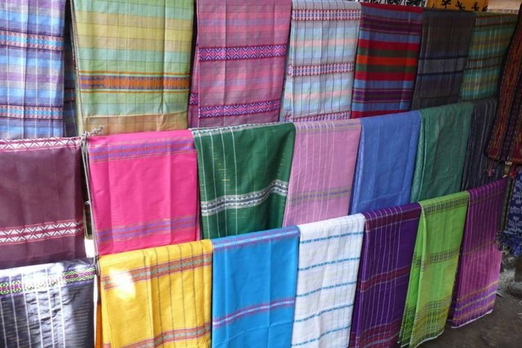 Malang - Merdeka.com  Selembar sarung dalam tradisi umat 