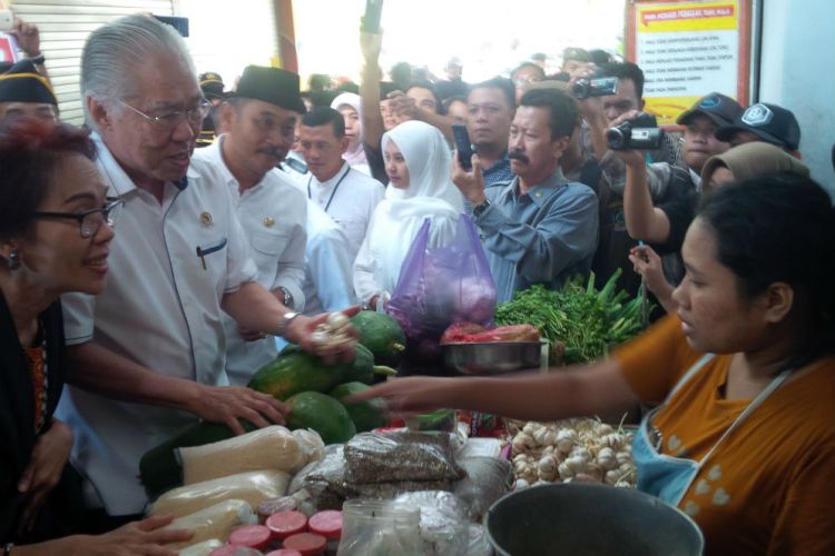 pasar barang antik di banyuwangi Banyuwangi Merdeka com Jelang lebaran Mendag periksa 