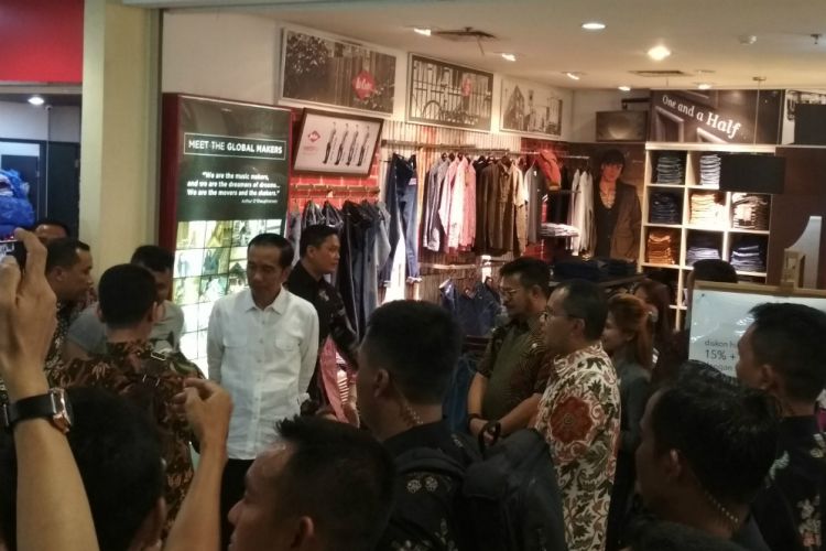 Jalan-jalan ke Mall Panakkukang, Jokowi beli kemeja diskon