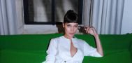 Bella Hadid pakai kemeja tapi yang dikancing cuma 1. Apa yg terjadi?