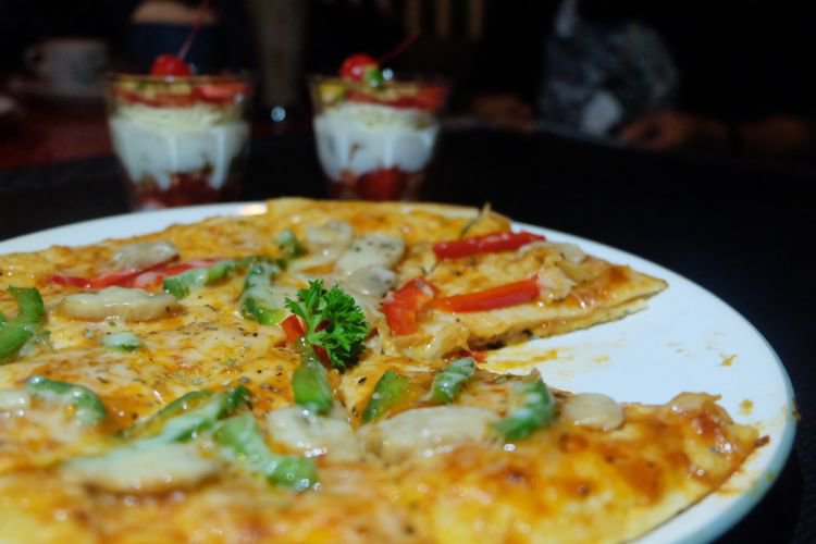 Double Decker, pizza dua lapis bagi para pecinta keju, mau?