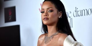 gara-gara foto ini, Rihanna dibilang kayak lagi hamil!!!