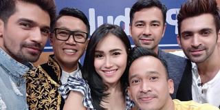 Ayu Ting Ting dikerumuni cowok cakep. Tapi netizen malah komentari ini