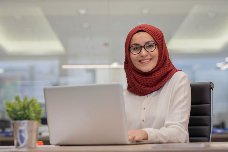 Hasil gambar untuk perempuan, hijab, kacamata, belajar