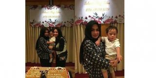 Datang ke ultah Rafathar, kok wajah mama Rieta keliatan sedih