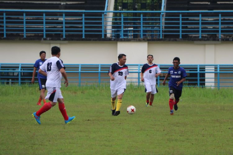 Meski Kalah Bermain Sepak Bola Yang Penting Jalin Silaturahim 170816m