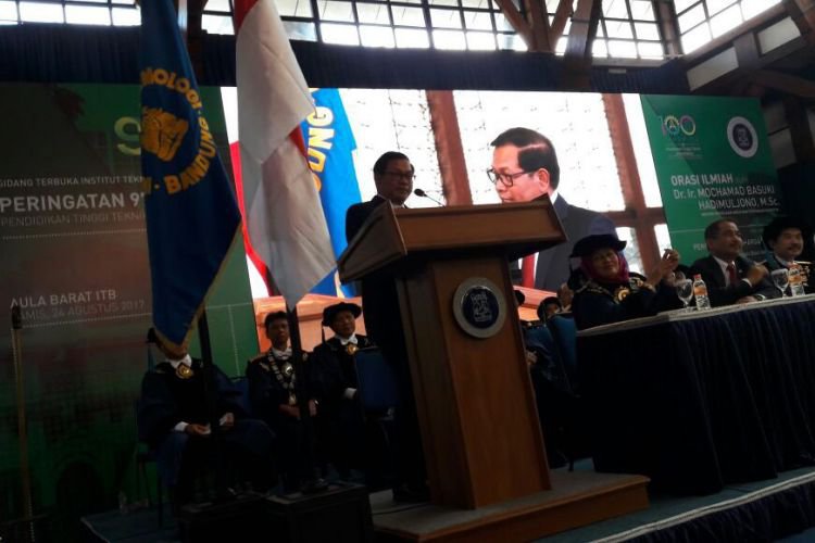 Bandung - Merdeka.com  Dapat penghargaan dari ITB, Seskab 