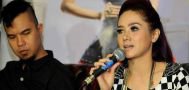 Ahmad Dhani dan Mulan Jameela nyanyi di kondangan, sudah sepi job pakde?