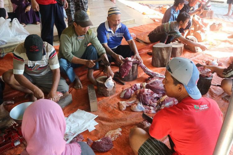 Berburu daging kurban untuk kemudian dijual lagi