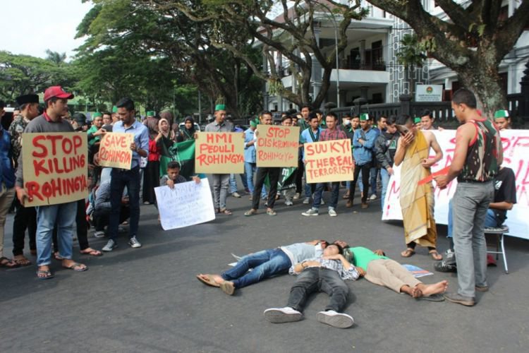 Bela Muslim Rohingya, demonstran di Malang gelar teatrikal