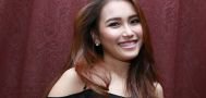 Astaga! Ayu Ting Ting Benerin Celana di Depan Penonton