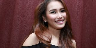 Astaga! Ayu Ting Ting Benerin Celana di Depan Penonton