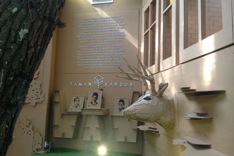 Bandung - Merdeka.com | Unik nih! Taman Kardus yang bukan hanya sekedar tempat makan