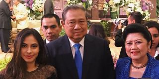 Valerie Thomas selfie bareng SBY, Ibu Mega, Amien Rais, bajunya bikin gagal fokus!