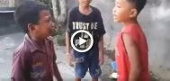 Video berantem 2 bocah ini bikin perut terkocok! Lihat ekspresi bocah berkaos merah