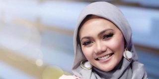 Heboh! Beredar postingan netizen, Rina Nose telah pindah keyakinan, benarkah?