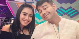 Terciduk, Ayu Ting Ting pegang tangan dengan Raffi Ahmad di bandara