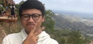 Foto Selfie Cowok ini Jadi Viral! Ia Tak Sadar Ada yang Terbang di Belakangnya!