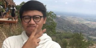 Foto Selfie Cowok ini Jadi Viral! Ia Tak Sadar Ada yang Terbang di Belakangnya!