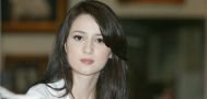 Pelukan mesra dengan seorang pembalap, inikah pacar baru Julie Estelle?