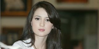 Pelukan mesra dengan seorang pembalap, inikah pacar baru Julie Estelle?