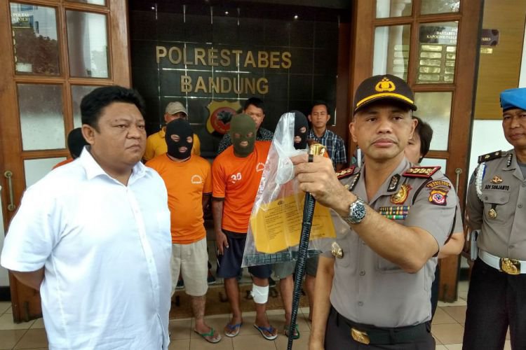 Hasil gambar untuk TIGA ORANG PRIA DIRINGKUS OLEH POLISI, KASUS MEMUKUL KEPALA SEKOLA DAN SEKURITI