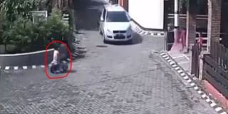 VIDEO: Usai terlindas mobil, balita ini masih bisa berdiri bahkan berlari