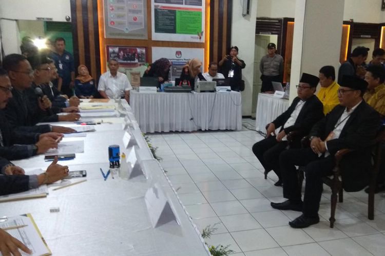 Malang - Merdeka.com  Daftar malam hari ke KPU Kota 