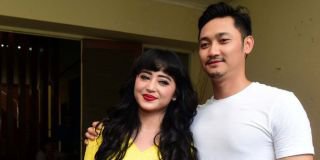 Unggah foto intim berdua bersama suami, Dewi Perssik tuai kritikan
