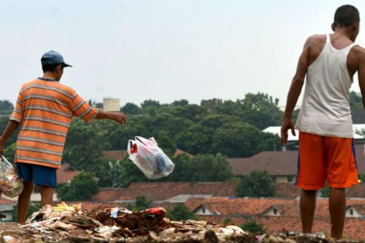 Gambar Orang Membuang Sampah Sembarangan 1798